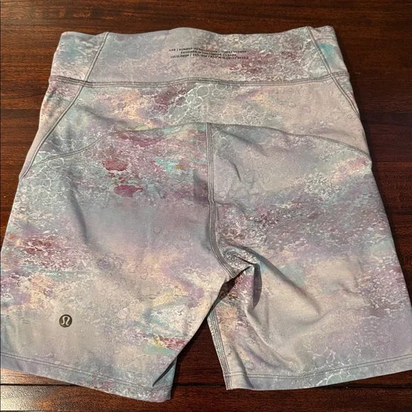 lululemon athletica biker shorts. Like new. Lab Summer ‘23. Size 6, 6 inch leg. - Picture 2 of 4